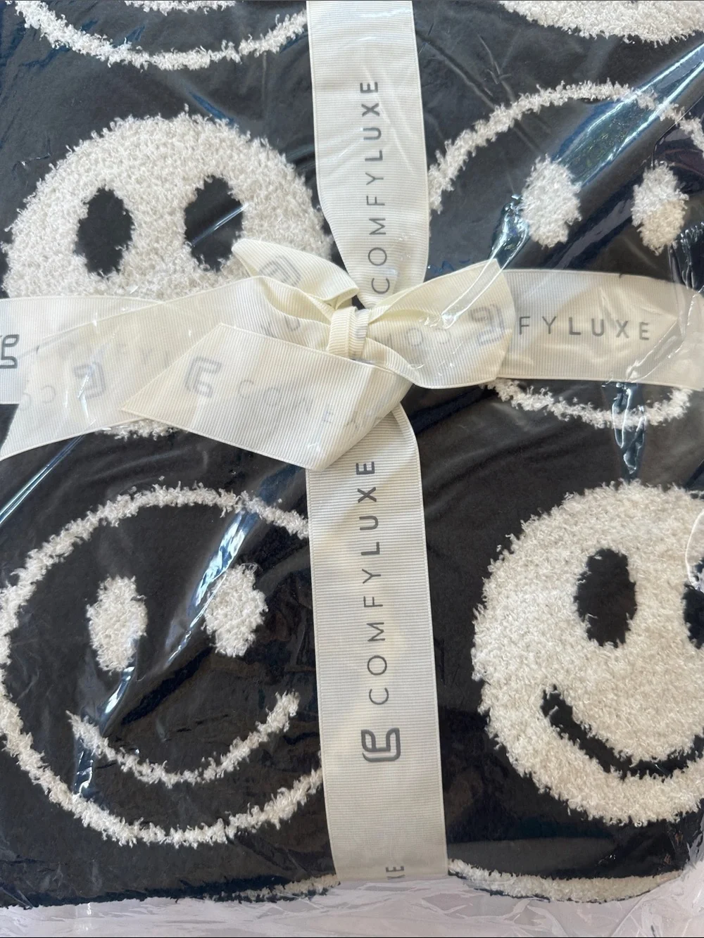 ComfyLux Happy Face Print Luxury Soft Throw Blanket 50x60 Super Soft Throw Black